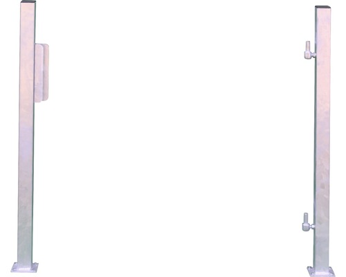 Deux poteaux de clôture argentés avec dispositif de fixation