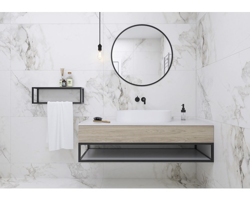 Modernes Badezimmer mit Marmorfliesen, Waschbecken, Spiegel und Ablage