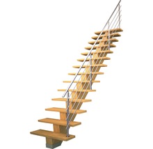 Holztreppe mit Metallgeländer
