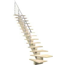 Holztreppe mit Metallgeländer