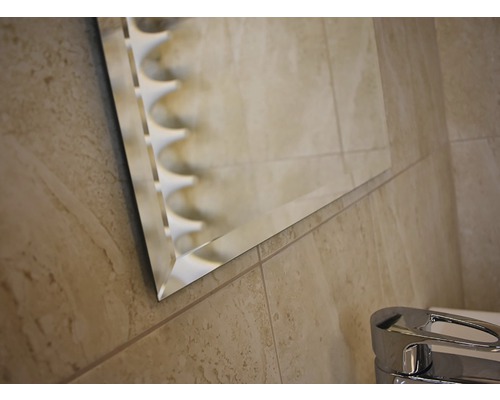 Gros plan d''un miroir avec un bord taillé dans une salle de bains