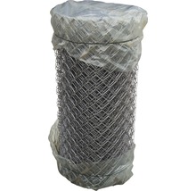 Un rouleau de grillage métallique emballé dans du plastique.