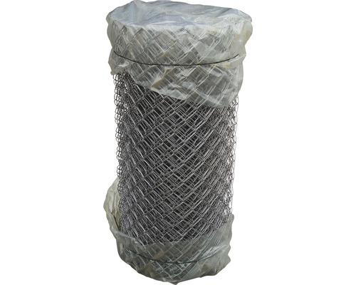 Un rouleau de grillage métallique emballé dans du plastique.