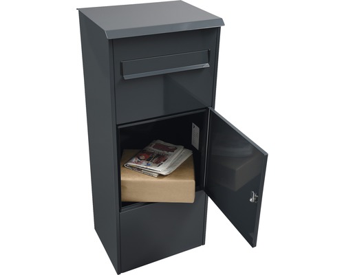 Freistehender Briefkasten mit geöffneter Tür, gefüllt mit Zeitung und Paket