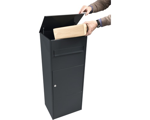 Freistehender Paketbriefkasten mit Person, die ein Paket einwirft
