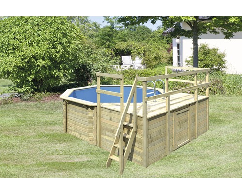 Piscine octogonale en bois avec échelle dans le jardin