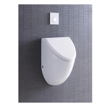 Urinoir blanc avec bouton de chasse d''eau sur un mur gris