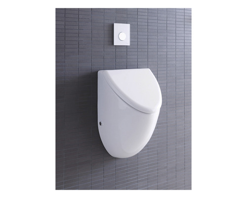 Weißes Urinal mit Spültaste an grauer Wand