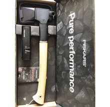 Hache Fiskars dans une boîte ouverte avec des accessoires