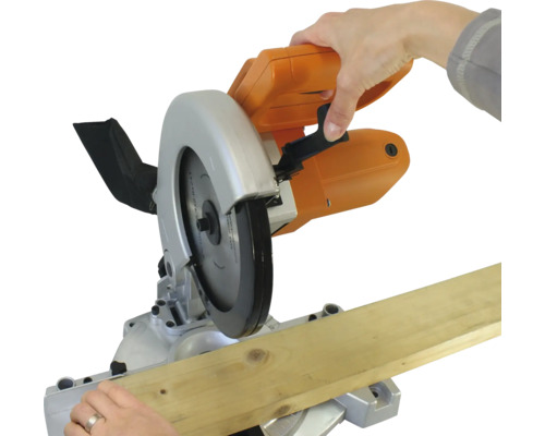 Kappsäge beim Schneiden eines Holzstücks