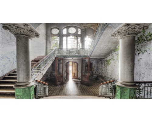 Vue intérieure d''un bâtiment abandonné avec cage d''escalier, colonnes et vieilles portes