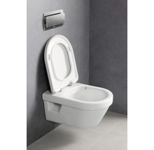 WC suspendu avec bride ouverte et plaque de commande dans la salle de bains