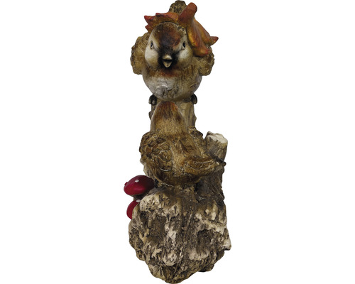Dekorative Gartenfigur mit Vogelpaar und Pilzen auf einem Baumstumpf