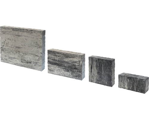 Vier graue Pflastersteine unterschiedlicher Größe