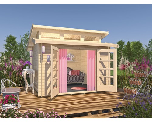 Abri de jardin avec portes ouvertes sur une terrasse en bois, entouré de plantes.