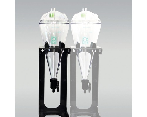 Zwei Brutapparate für Fische auf schwarzem Ständer