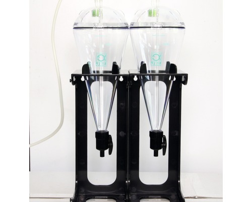 Zwei transparente Aufzuchtbehälter auf einem schwarzen Gestell für Aquarienfische