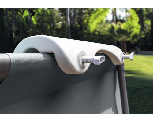 Detailansicht einer Poolabdeckung mit Aufrollvorrichtung