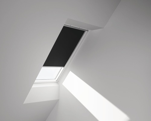 Fenêtre de toit avec store occultant dans un intérieur