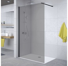 Begehbare Dusche mit Duschsystem in hellem Badezimmer