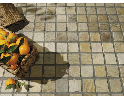 Fliesenboden mit quadratischen Fliesen und einem Korb Orangen