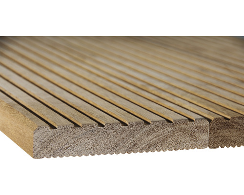 Geriffelte Terrassendielen aus Holz im Detail