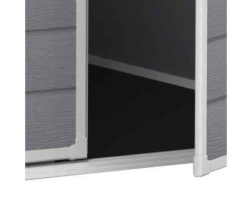 Vue détaillée d''une porte ouverte d''un abri de jardin