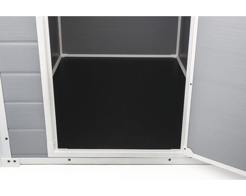 Vue intérieure d''une remise avec porte ouverte