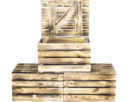 Caisse en bois avec couvercle sur deux caisses en bois