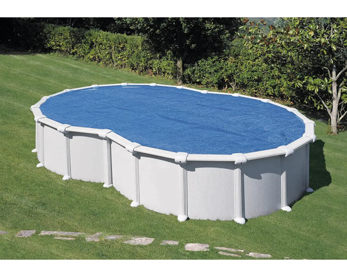 Ovaler Pool mit Abdeckung im Garten.