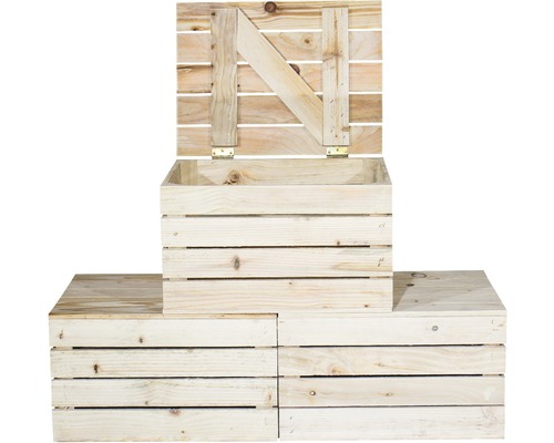 Caisse en bois avec couvercle sur des caisses en bois empilées