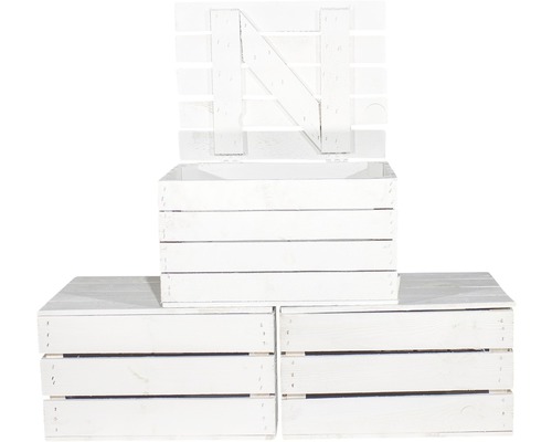 Trois caisses en bois blanches, dont une avec couvercle ouvert