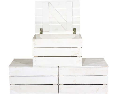 Caisse en bois blanche avec couvercle sur deux caisses en bois blanches