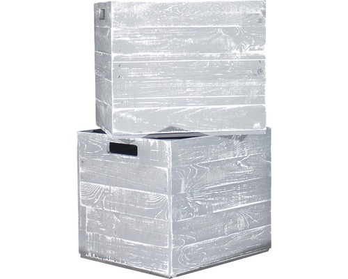 Zwei graue Holzkisten, übereinander gestapelt, zur Aufbewahrung