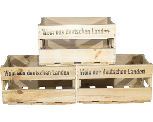 Drei Holzkisten mit Aufschrift Wein aus deutschen Landen