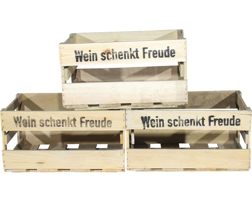 Drei Holzkisten mit der Aufschrift ''Wein schenkt Freude''.