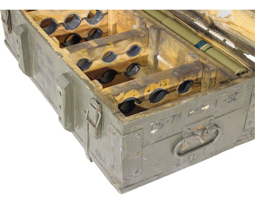 Eine geöffnete Holzkiste mit Fächern zur Aufbewahrung zylindrischer Gegenstände.