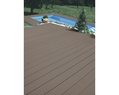 Lames de terrasse en bois avec piscine et aménagement paysager