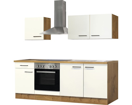 Küchenzeile mit Hängeschränken, Dunstabzugshaube, Herd und Spüle