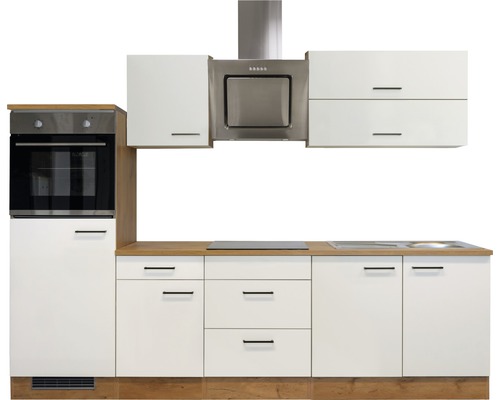 Cuisine équipée avec armoires, évier, cuisinière, hotte et four