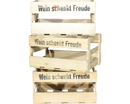 Stapel aus drei Holzkisten mit dem Aufdruck ''Wein schenkt Freude''