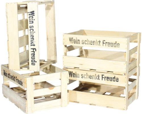 Mehrere Holzkisten mit dem Aufdruck ''Wein schenkt Freude''