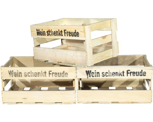 Drei Weinkisten aus Holz mit Aufschrift Wein schenkt Freude