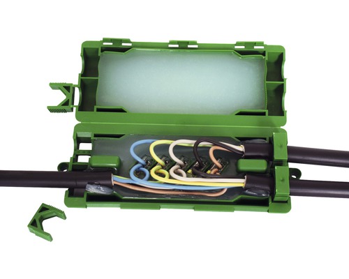 Geöffnete grüne Verteilerdose mit eingeführten Kabeln und sichtbaren Adern