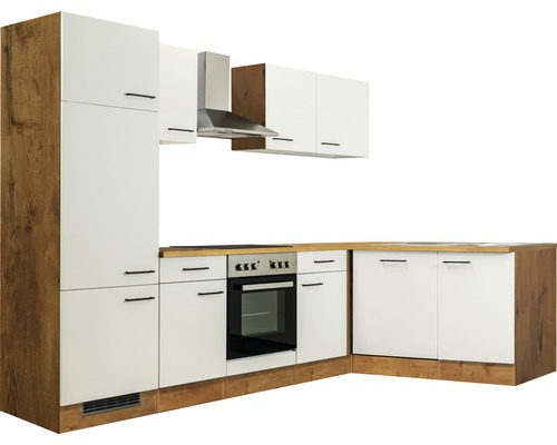 Küchenzeile mit Einbauschränken, Spüle, Herd und Dunstabzugshaube