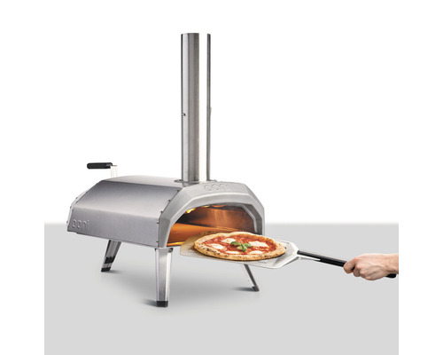 Four à pizza Ooni en acier inoxydable avec pizza sur pelle à pizza