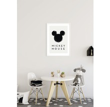 Chambre d''enfant avec table ronde, chaises et affiche de Mickey Mouse au mur