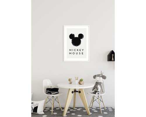 Chambre d''enfant avec table ronde, chaises et affiche de Mickey Mouse au mur