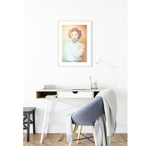 Chambre décorative avec bureau, chaise et portrait encadré