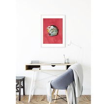 Dekoratives Poster mit Helm-Motiv in einem Arbeitszimmer